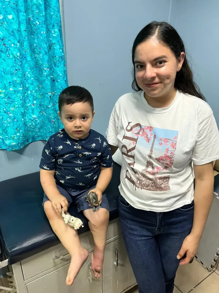 Ian, guatemala, rehabilitación, hospital, pie equinovaro, niño, mamá