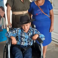 Entrega donación silla de ruedas fundación pediátrica guatemalteca